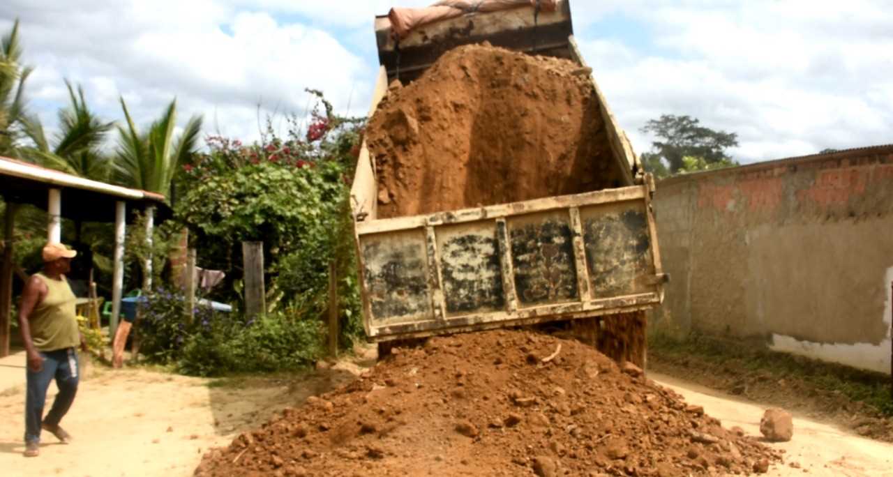 Camacã: Moradores do Brogodó felizes com o casacalhamento e patrolamento do bairro
